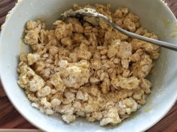 step4: 將麵粉和燕麥放在碗裡，拌勻。牛油切成小塊，加入碗裡，拌勻後用指尖輕捏成小塊狀。