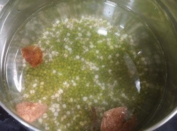 step3: 綠豆、薏米及果皮，隨水煲滾
