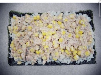 step4: 剛剛攪拌好的玉米鮪魚也鋪上去吧^^ (我的份量可以用兩份喔!!!!)