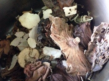 step1: 先將買回來的祛濕湯包材料（蓮蓬、燈芯草、木棉花、荷葉、伏苓）用水冲後注水放入煲內