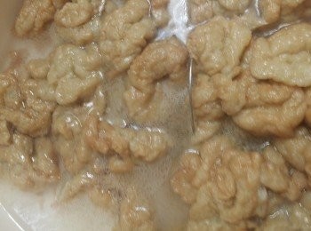 step1: 面根放入滾水中浸一分鐘，用凍水沖洗揸乾水(若似我怕油，可重覆一次)備用