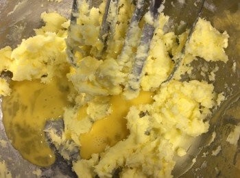 step3: 攪到完全混合後加入蛋汁