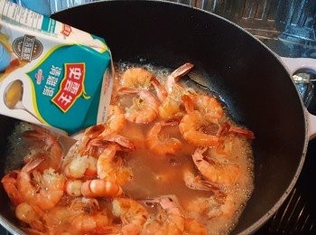 step5: 加入雞湯煮至滾。