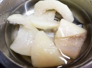 step4: 將柚子皮放入雪櫃浸2-3天,中途早午晚必須要換水及渣乾水份去苦澀味