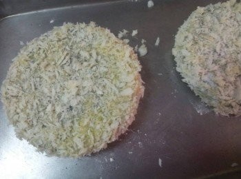 step7: 再沾蛋汁和麵包粉