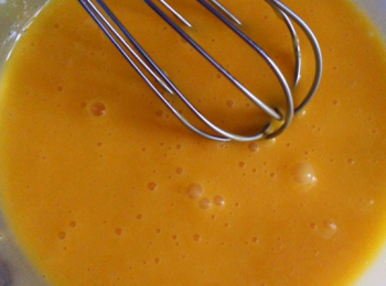 step2: 蛋黃中加入玉米油，攪拌均勻。