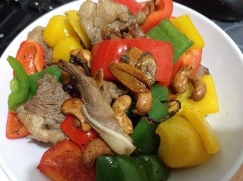 step3: 先放入牛柳粒爆到表面起焦再放入三色椒快炒，加入調味及少許蠔油吊味及色水靚的最後關火前加入焗腰果便可上碟享用