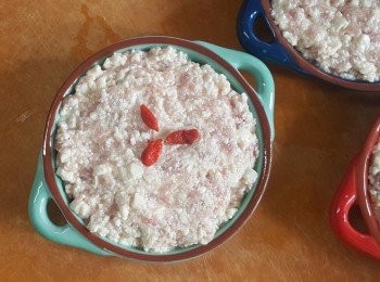 step3: 平鋪在碟上，再放上浸軟的杞子。