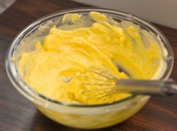 step1: 牛油於室溫放軟至手指可輕易按入的程度，用打蛋器拌至幼滑。