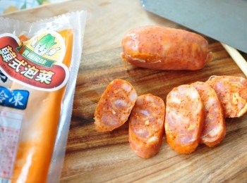 step3: 取出香腸斜切片狀，薄厚度依自己喜好決定。 香腸最好切的狀態是稍微冷凍過後，肉質更緊實，切片才不會散掉!