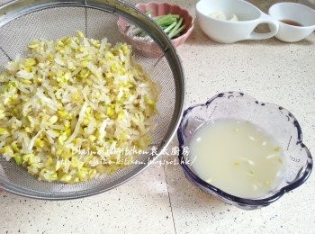 step5: 剁好的大豆芽渣乾水份 , 渣出來的大豆芽水分開盛起