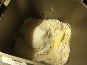 step1: 把所有材料(火腿肉鬆除外)放入麵包機內, 酵母放在酵母格內, 開動麵團模式, 直至完成