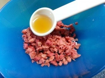 step9: 再用廚紙吸乾切成幼粒,加下芝麻油與綠豆蓉搓勻