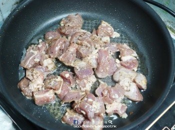 step4: 把羊肉煎香然後盛起。