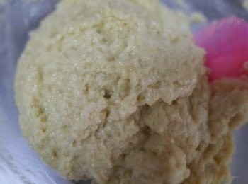 step2: 蛋打散加入豆漿,油~~之後倒入步驟一拌均勻 ps不用過分攪拌喔~只要均勻即可 感覺會有粗糙感喔~