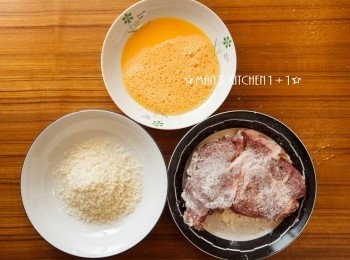 step5: 接下來將豬排依序的沾裹上麵粉、蛋液、麵包粉後備用。