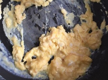 step1: 備料：先把<a href="https://bit.ly/3EZL8dD" target="_blank" data-keyword="雞胸" class="guide-link"><strong>雞胸</strong></a> <span style="display:inline-block;vertical-align:middle;margin-top:-3px;color:initial;border-radius:3px;padding:2px 3px;font-size:12px;line-height:14px;background:#87d300;color:#fff;">即買</span> 鐵城粒粒用豉油，酒，糖醃15分鐘，後然後煎先至表面金黃色拎起備用
。鹹魚蒸熟後壓成蓉備用。蛋發匀後落鑊炒至八成熟。