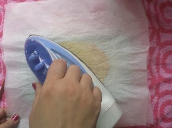 step7: 因下層的溫度不足，故需將整份麵糊(連兩張牛油紙)反轉，再熨1分鐘。