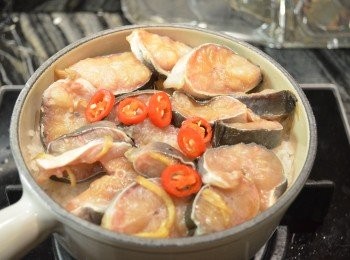 step4: 接著放上醃好的白鱔和辣椒粒，蓋上鍋蓋續以小火煮約8-10分鐘。