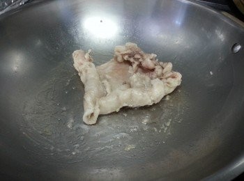 step23: 當水份蒸發後開蓋慢火等豬膏慢慢出油,中途用筷子攪一攪塊豬油防痴底