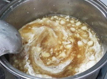 step5: 然後每次下一湯勺馬蹄粉水，不停拌勻，然後再下一湯勺拌勻