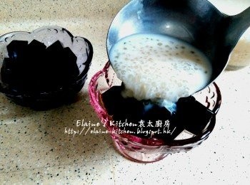 step20: 先將涼粉放入碗內 , 再淋上椰汁西米露即可