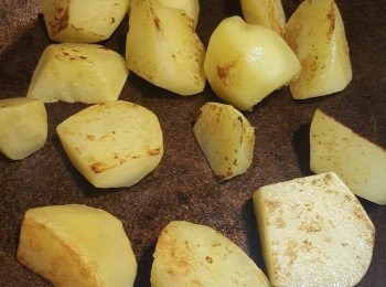 step2: 熱鑊下油加入薯仔煎至金黃備用