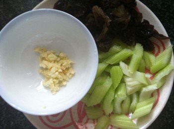 step3: 大蒜去皮剁碎、木耳泡發開去蒂撕開、西芹撕掉筋絡切成斜口段、胡蘿蔔切片。