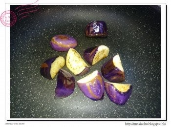 step2: 燒熱鍋, 加少許油, 把茄子煎熟。