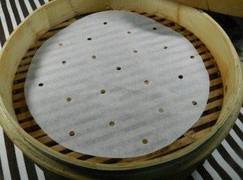 step7: 蒸籠中先放入蒸紙，我用的是使用天然紙漿的【韓國Pure-Nature天然環保萬用料理紙】，可耐高溫220度喔！