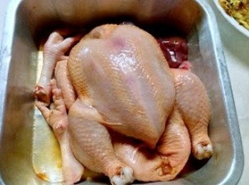 step1: 鸡洗干净，加入腌料均匀的涂在鸡全身，腌制6小时（隔夜更佳）～