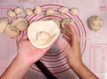 step9: 將油酥先包入油皮滾成圓麵糰