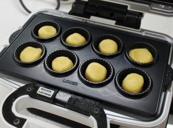 step6: 麵糰輕壓一下再放入V機，烤約1分30秒成撻皮。