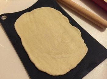 step6: 接著取出麵團, 將麵團桿成約0.5公分厚的<span class="group_2">餅皮</span>