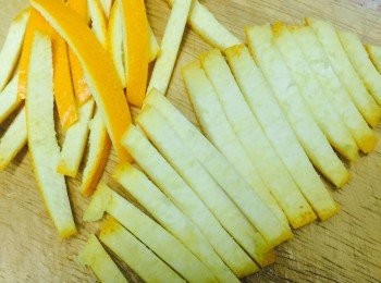 step2: 橙皮切成半厘米闊條狀。