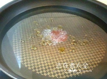 step1: 先將平底鑊加入水，白醋，鹽及油燒滾