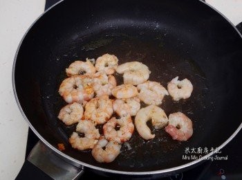 step5: 把鑊燒熱，不放油，下海蝦每面略煎，然後下2湯匙橄欖油，把蝦炒至八成熟。