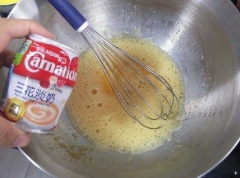 step3: 將蛋黃及砂糖用攪拌器拌勻, 
再倒入淡奶及淡忌廉拌勻,