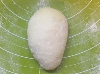 step3: 粉團分成8份，搓成水滴型。