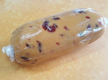 step4: 用保鮮紙包好，捲成約5cm圓柱狀，放入雪櫃冷藏15-20分鐘至硬身。