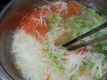 step2: 用熱滾水焯一焯所有絲,隔去水份待用