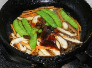 step6: 再下一大匙水，最後使用李錦記舊庄特級蠔油與其他調味料調味