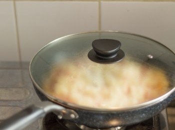 step9: 重新開中慢火，蓋住，煮6分鐘左右至芝士溶 (其間小心蓋上會積聚倒汗水，最好打開抹走再蓋回，避免弄濕pizza)