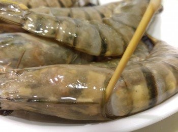 step1: 大蝦剪尖角剪腳在頭部挑腸,再用竹簽串好。