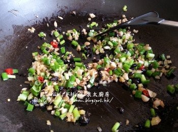 step8: 炒至有香味後熄火加入蔥粒拌勻後盛起放入碗內