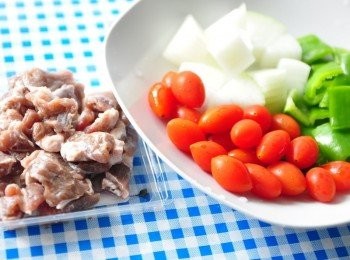 step1: 將羊肉剪成肉丁、洋蔥與青椒切約莫大的塊狀、小番茄洗淨