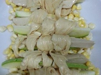 step2: 按個人喜好，將<span class="group_1">食材</span>舖置碟上，放進鍋裡隔水蒸八分鐘。加上雞湯弄成的獻汁後，即可享用。