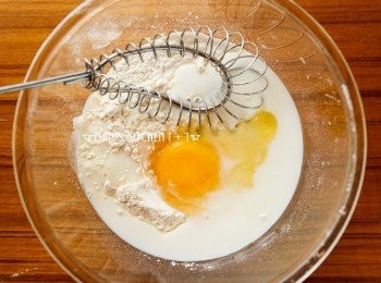 step2: 接著在步驟1的麵粉中加入蛋，並"分次、少量"的加入牛奶，攪拌至麵糊沒有任何顆粒。