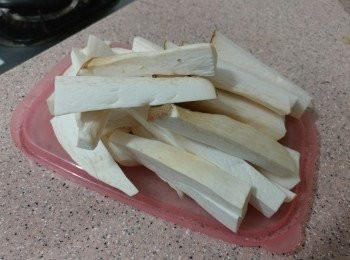 step1: 1） 杏鮑用濕布抹淨， 切去潮濕的部份,  切成粗條備用