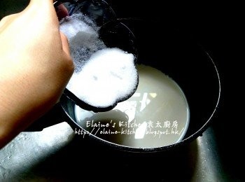 step7: 將餘下的150ml鮮奶放入煲內 , 加入花奶 , 砂糖及牛油拌勻